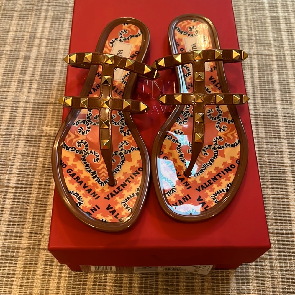Valentino Rockstud thongs. Cognac. Size 6. Wore 3 times. Wahhh!🥲🥲🥲